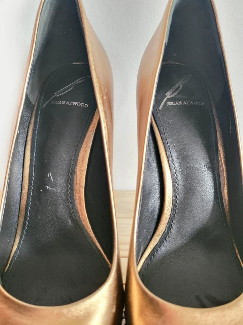 Brian Atwood Finvarra Italian Leather Gold Metallic Stud Platform Pumps sz 6-6.5 - Picture 7 of 7